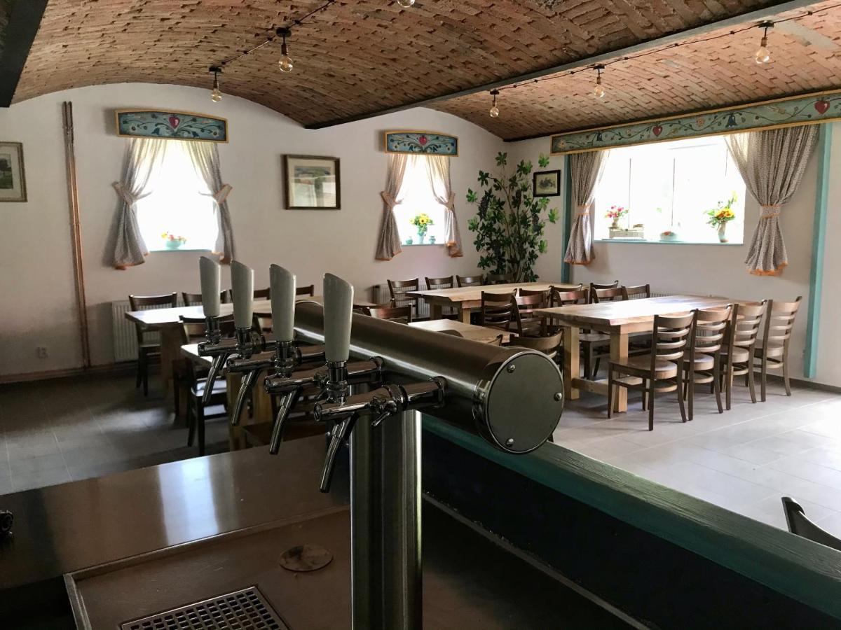 Bendovsky Dvur Bed & Breakfast Dusniky Exterior photo