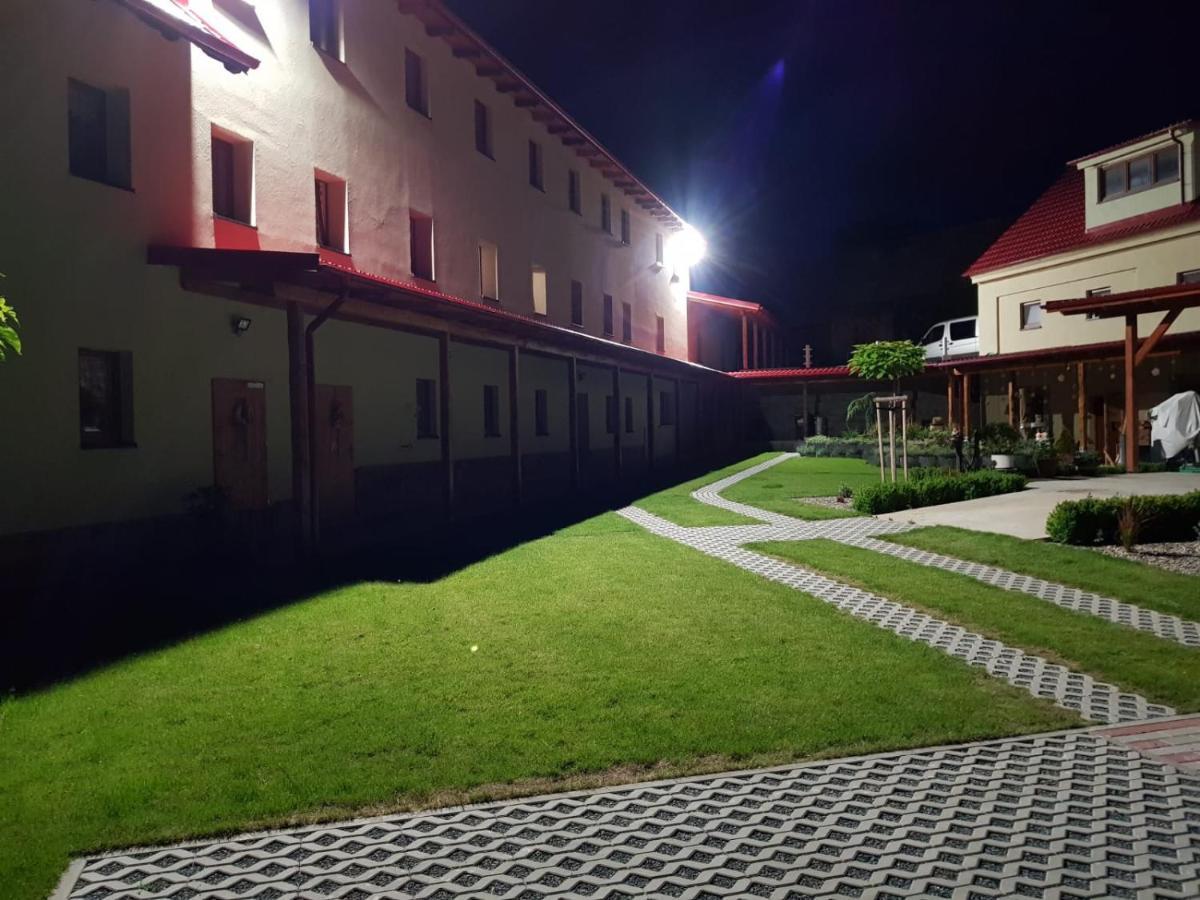 Bendovsky Dvur Bed & Breakfast Dusniky Exterior photo